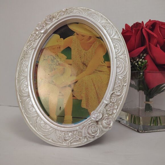 Vintage 90s White Oval Picture Frame Floral Embossed Shabby Chic Victorian Style - Picture 3 of 7
